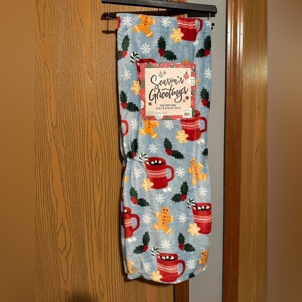 NWT SEASON'S GREETINGS HOT COCOA AND GINGERBREAD CHRISTMAS PLUSH PRINTED THROW